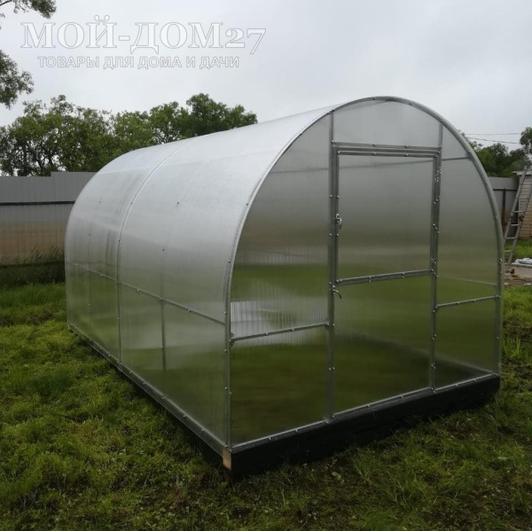 Теплица Трубная 2,5х4 метра с поликарбонатом | Мой-Дом27 | Каркас изготовлен из оцинкованной замкнутой трубы 20*20 мм.<br>
 <b>Ширина - 2,5 метра.</b>&nbsp;Высота - 2,15 метра. Длина - 4 метра.<br>
 Выдерживаемая снеговая нагрузка - 100 кг/м2. Выдерживаемая ветровая нагрузка - до 22 м/с.&nbsp;<br>
 Расстояние между дугами 1 метр.&nbsp;<b>Толщина металла дуг 1,2 мм.</b>&nbsp;Ширина двери 0,96 метра.<br>